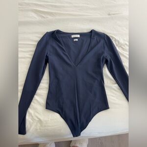 Aritizia Babaton long sleeve - Navy Blue size M